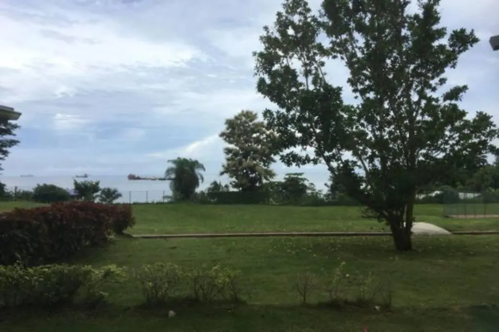 Picturesque Ocean Views, Relaxing Atmosphere, Conveniently Located Near To Everything You Need! Apartment Claxton Bay